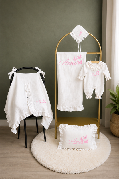 Gepersonaliseerde Mousseline Geboorteset met Kant – Naam & Figuur – 5-delig